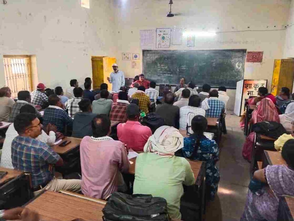 "गांव में साक्षरता अभियान की बैठक की फोटो"