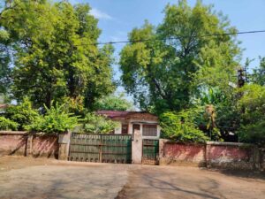 "नरसिंहपुर आयुष अधिकारी का खाली बंगला - मुख्यालय अनुपस्थिति की तस्वीर"