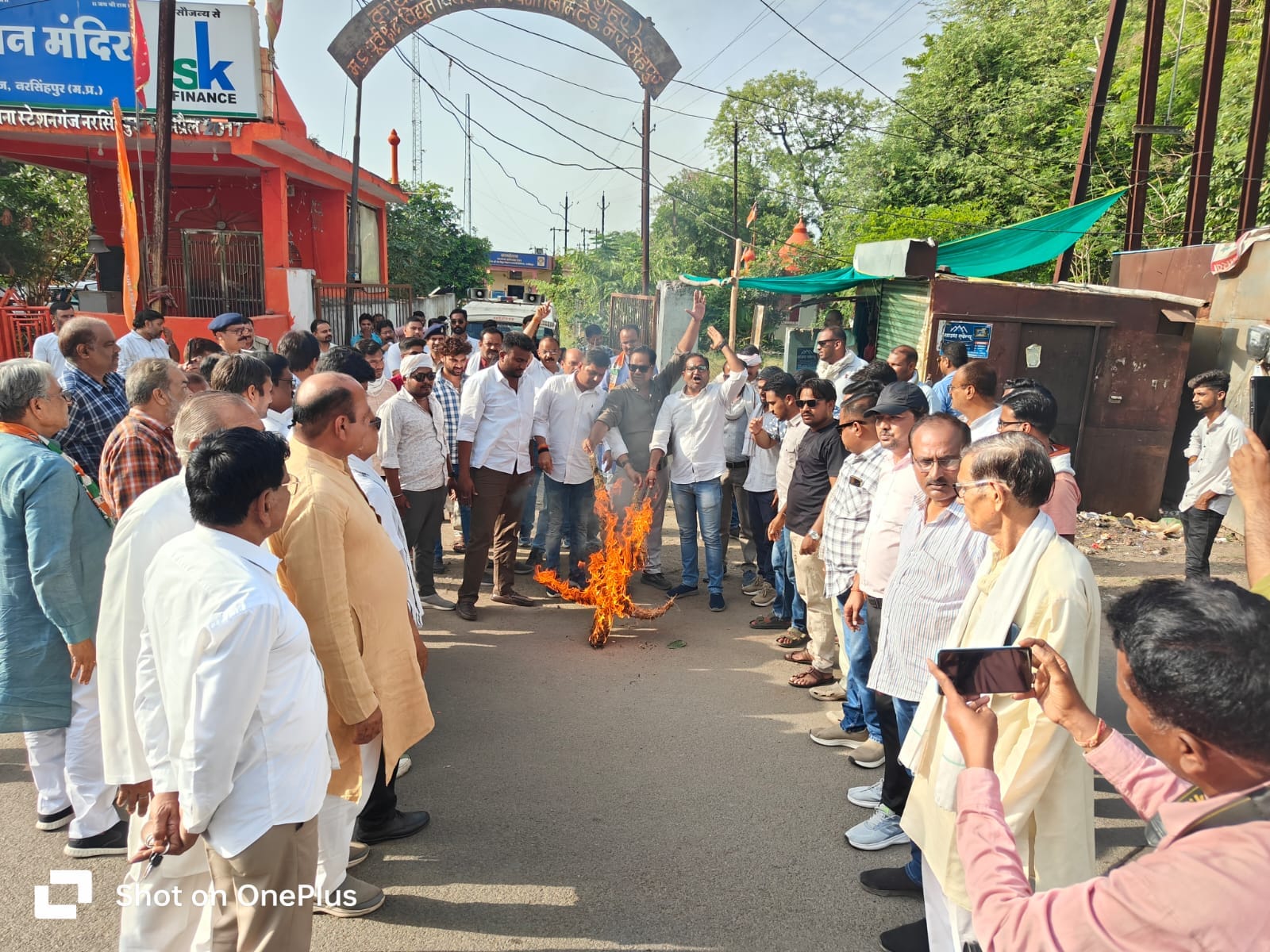 "नरसिंहपुर में विद्युत विभाग के खिलाफ विरोध प्रदर्शन करते हुए युवा कांग्रेस और एनएसयूआई के कार्यकर्ता"