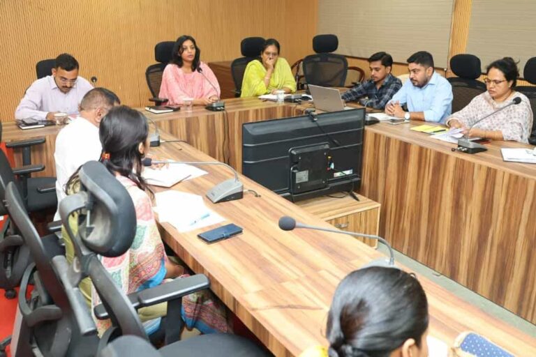 कलेक्टर शीतला पटले समय-सीमा बैठक में - नरसिंहपुर समाचार