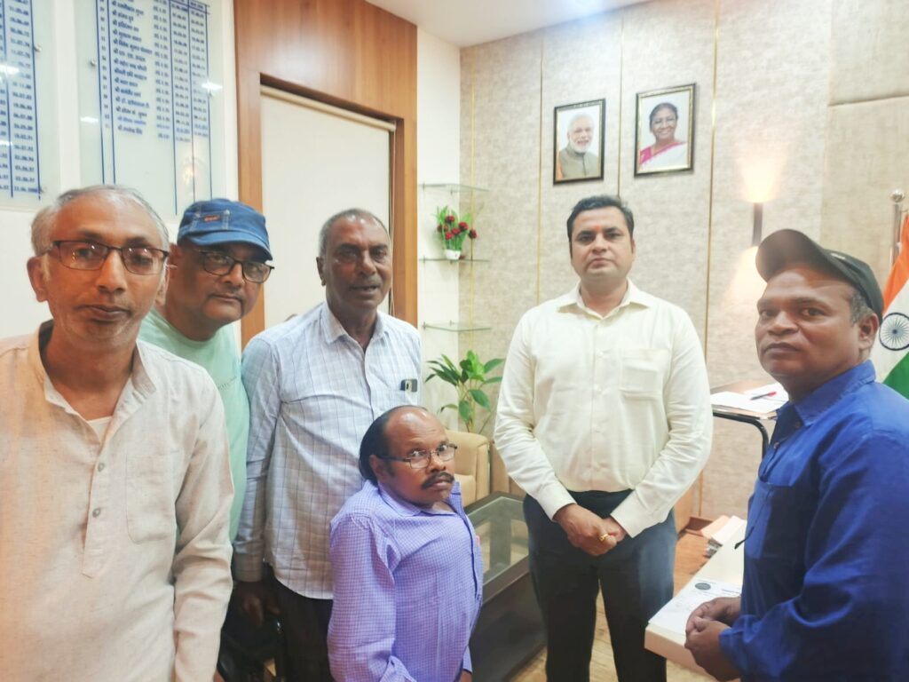 हेमंत सिंह कुशवाह के नेतृत्व में विकलांग बल का प्रतिनिधिमंडल जबलपुर कलेक्टर राघवेंद्र सिंह से मुलाकात करते हुए