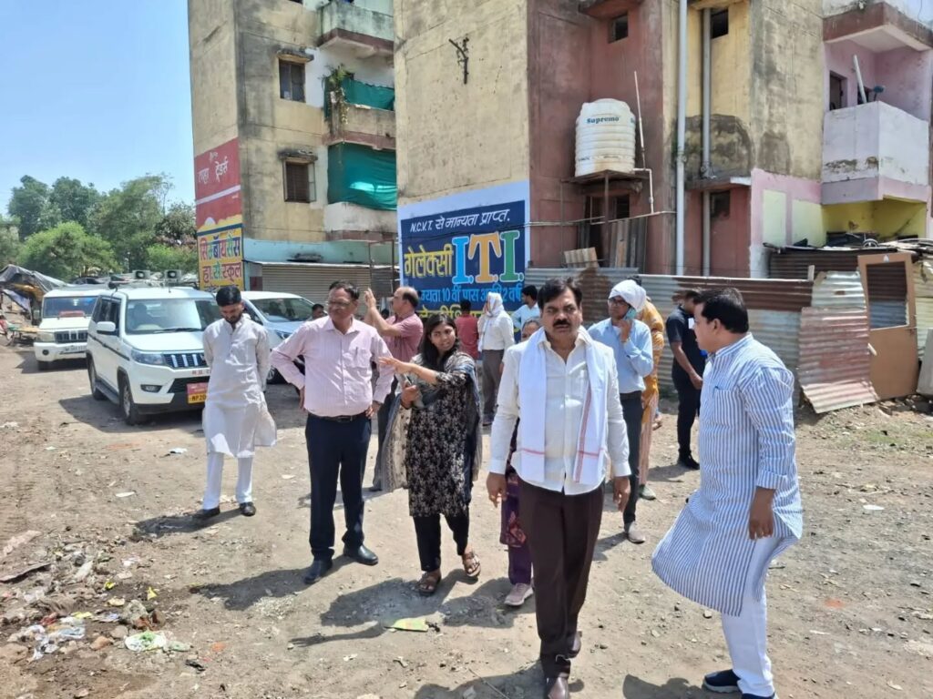 विधायक लखन घनघोरिया द्वारा पूर्व विधानसभा क्षेत्र क्रमांक 97 में विकास कार्यों की समीक्षा बैठक और निरीक्षण करते हुए अधिकारियों को निर्देश देते हुए