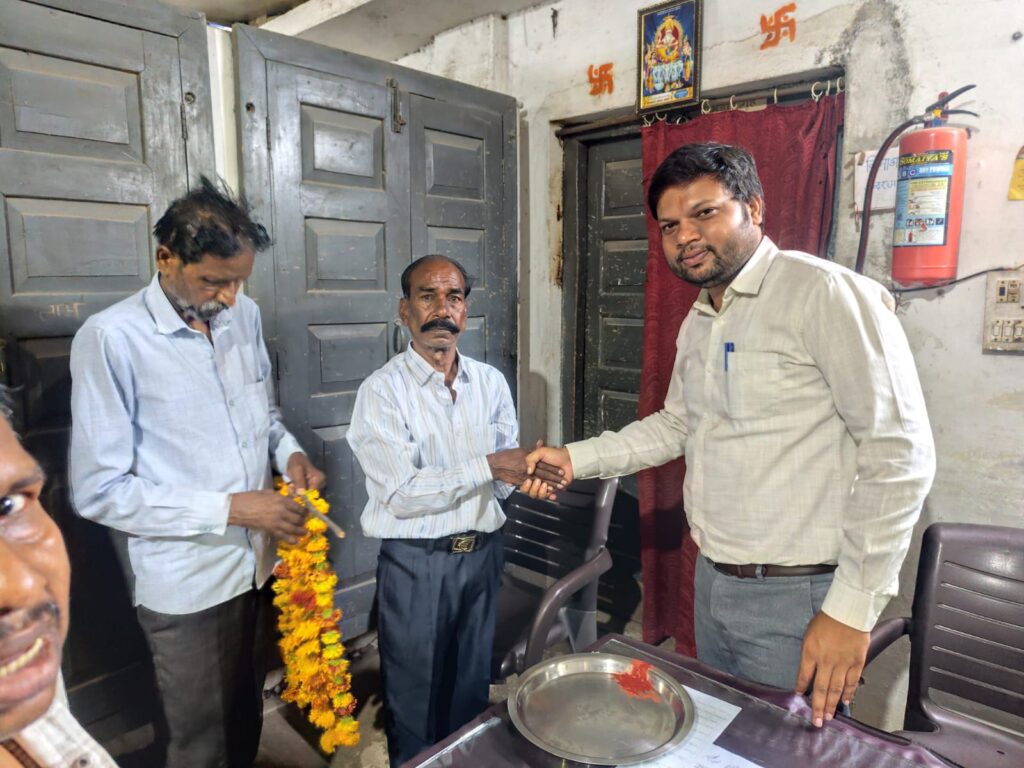 लोक स्वास्थ्य यांत्रिकी विभाग (PHE) उपखंड कार्यालय करेली में कार्यभारित हेल्पर दशरथ प्रसाद कहार को सेवानिवृत्ति पर शॉल, श्रीफल और स्मृति चिन्ह देकर सम्मानित करते हुए अधिकारी एवं कर्मचारी।