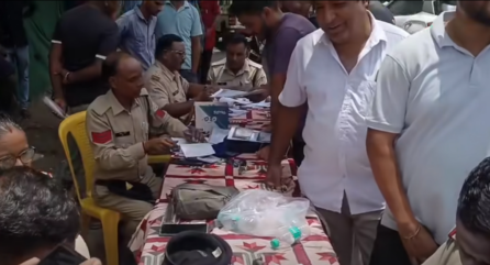 नरसिंहपुर जेल चौराहा पर पुलिस द्वारा हेलमेट जांच और चालानी कार्रवाई करते हुए