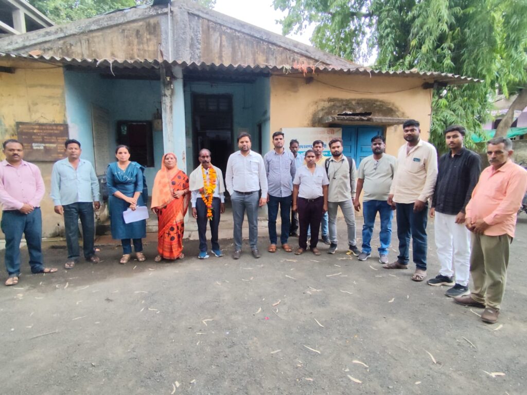 लोक स्वास्थ्य यांत्रिकी विभाग (PHE) करेली में सेवानिवृत्ति समारोह के दौरान दशरथ प्रसाद कहार के साथ विभाग के अधिकारी एवं कर्मचारी समूह फोटो में।
