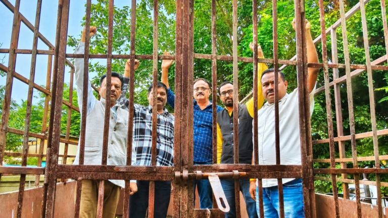 नरसिंहपुर गुदरी बाजार में सांड के आतंक के खिलाफ पशुवाहन में कांग्रेस पार्षदों का प्रदर्शन