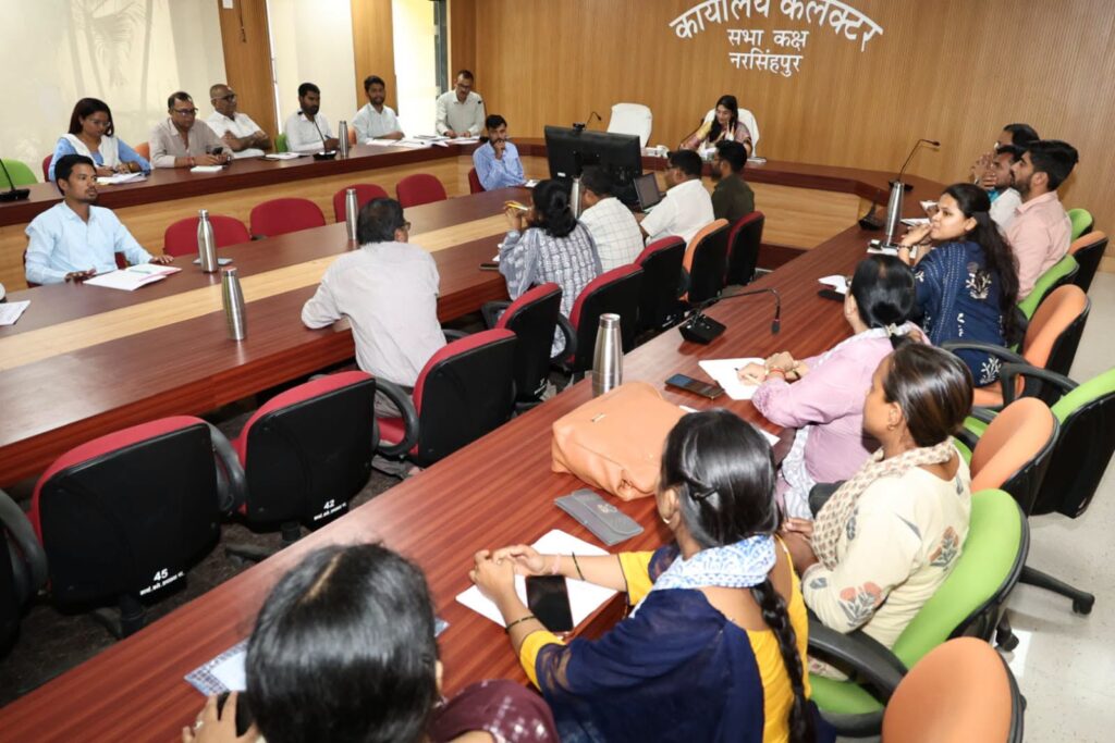 नरसिंहपुर कलेक्टर रजनी सिंह की अध्यक्षता में नगरपालिका अधिकारियों की समीक्षा बैठक