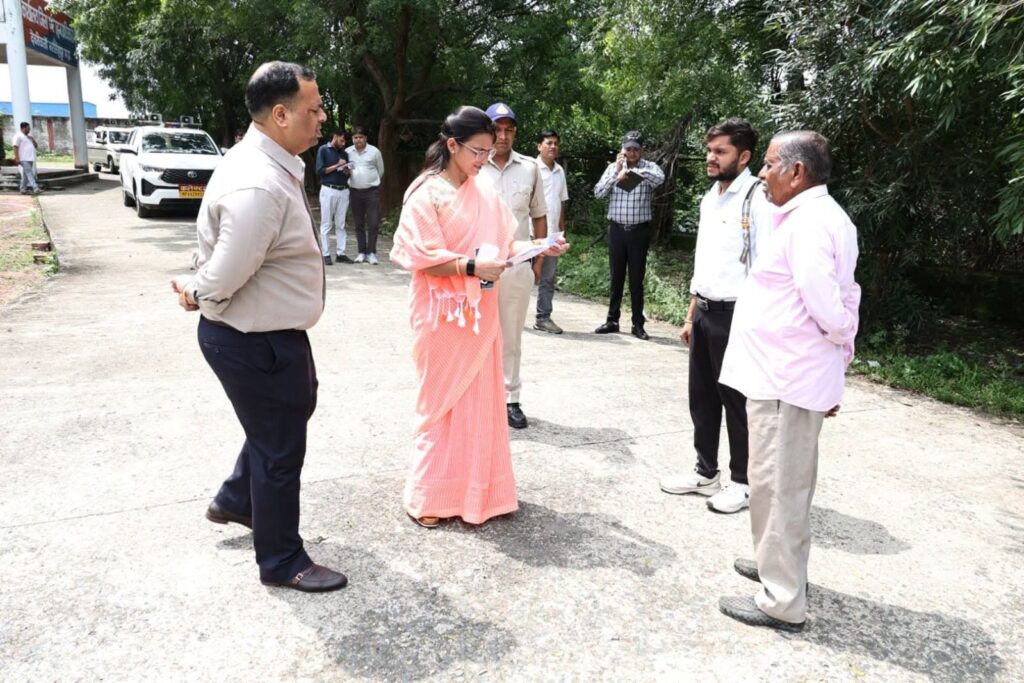 कलेक्टर रजनी सिंह नरसिंहपुर RTO कार्यालय आए व्यक्ति से बातचीत करते हुए