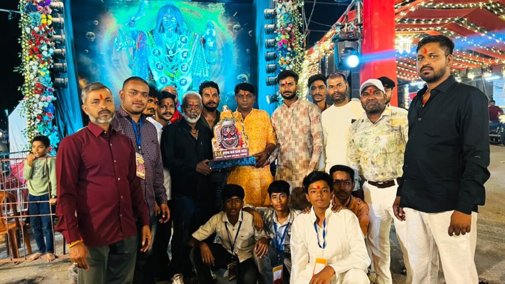 नरसिंहपुर के कंदेली स्थित महाकाली हरेराम धर्मशाला में न्यू नरसिंह दुर्गा उत्सव समिति का सजा हुआ दुर्गा पंडाल