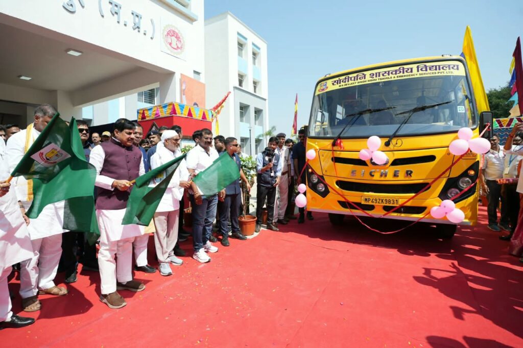 सांदीपनि विद्यालय नरसिंहपुर के सामने मुख्यमंत्री डॉ. मोहन यादव बस को हरी झंडी दिखाते हुए।