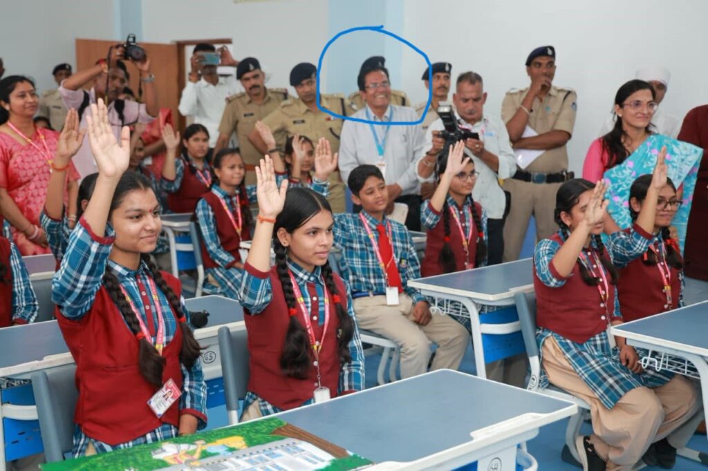 नरसिंहपुर के सांदीपनि विद्यालय के लोकार्पण समारोह में प्राचार्य प्रभात मिश्रा की तस्वीर।