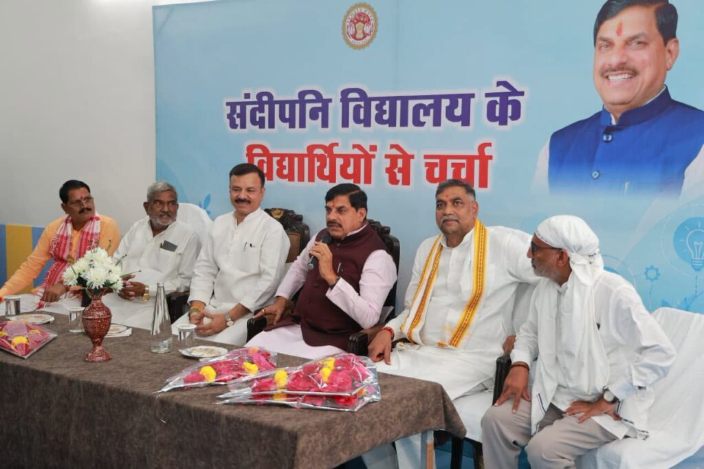 सांदीपनि विद्यालय में मुख्यमंत्री की विद्यार्थियों से चर्चा के दौरान पीछे खड़े दिखाई दिए प्राचार्य प्रभात मिश्रा।