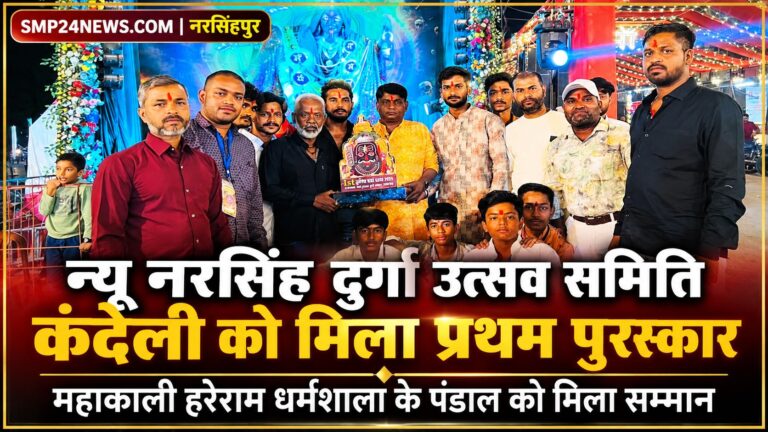 न्यू नरसिंह दुर्गा उत्सव समिति कंदेली को प्रथम पुरस्कार मिलने पर समिति के सदस्यों का समूह फोटो